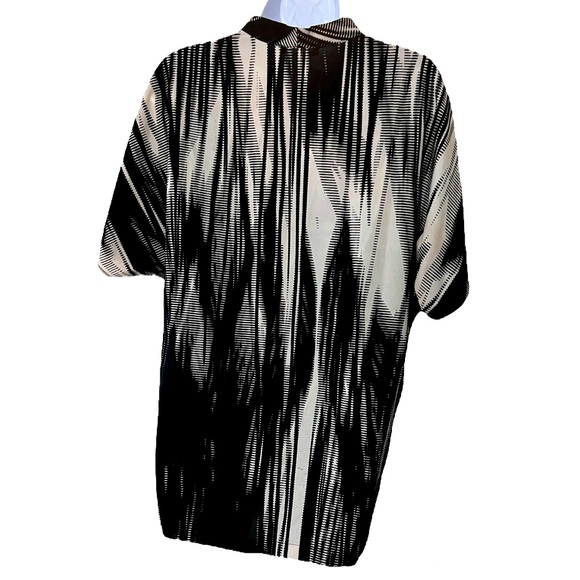 Short Sleeve Black & Cream Patterned Blouse - Size Medium - Picture 3 of 3